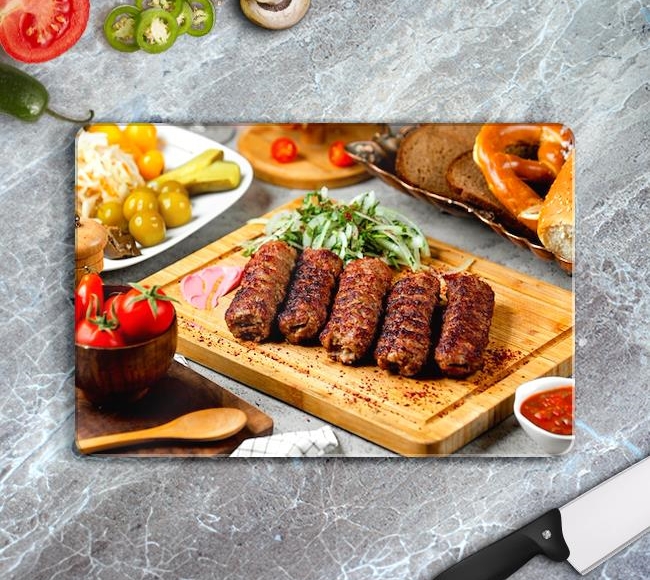 Soğanla ve Ezmeyle Servis Edilmiş Kebap