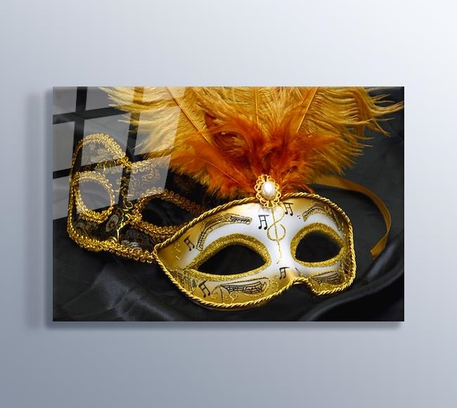 Siyah Kumaşın Üstünde Sarı Karnaval Maskesi