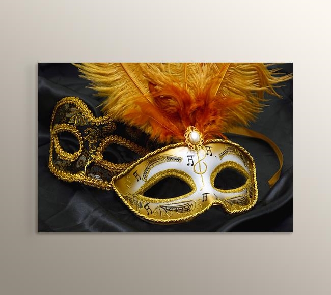 Siyah Kumaşın Üstünde Sarı Karnaval Maskesi