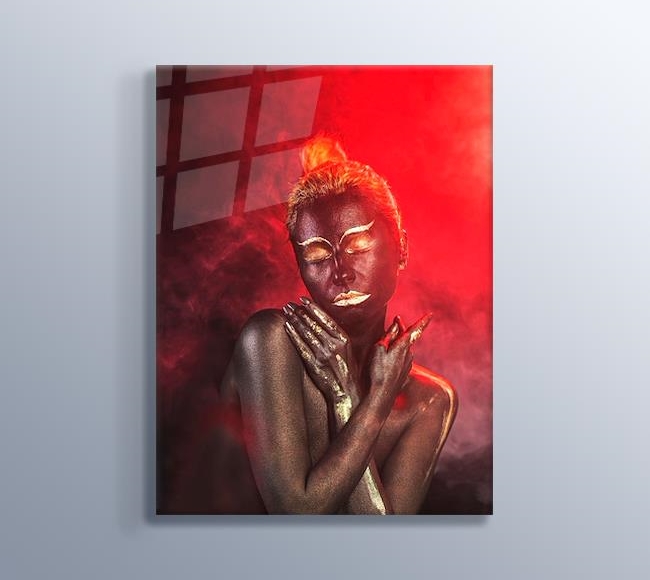 Kırmızı Işıkta Siyahi Kadın - Vücut Boyama Sanatı