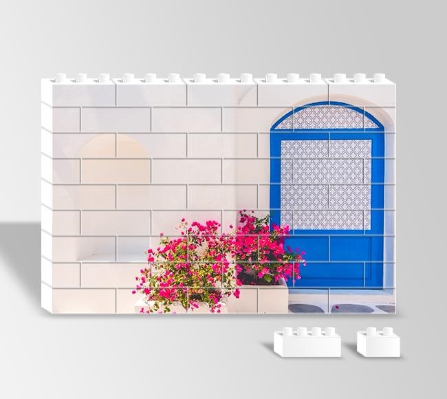 Beyaz Duvarlı, Mavi Kapılı Ev ve Mor Çiçekler