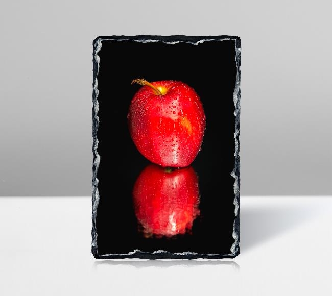 Siyah Fonda Islak Kırmızı Elma ve Yansıması