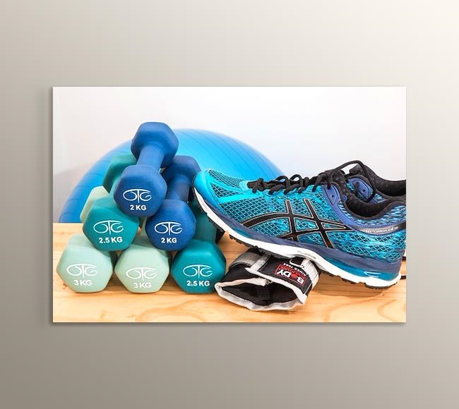 Mavi Tonlarında Dambıllar ve Spor Ayakkabısı