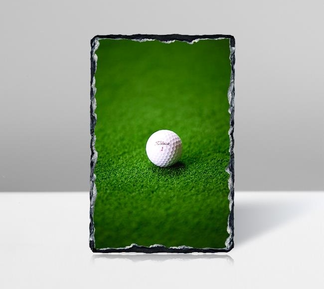Çim Sahadaki Golf Topu