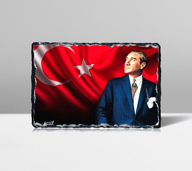 Atatürk ve Dalgalanan Türk Bayrağı