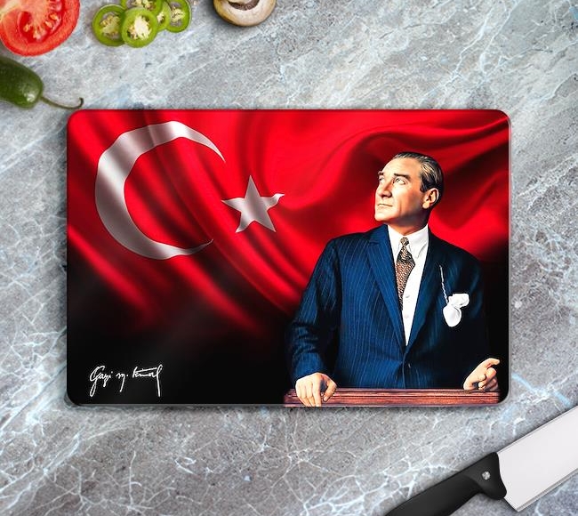 Atatürk ve Dalgalanan Türk Bayrağı