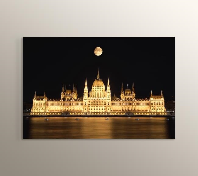 Macaristan Parlamento Binası ve Dolunay