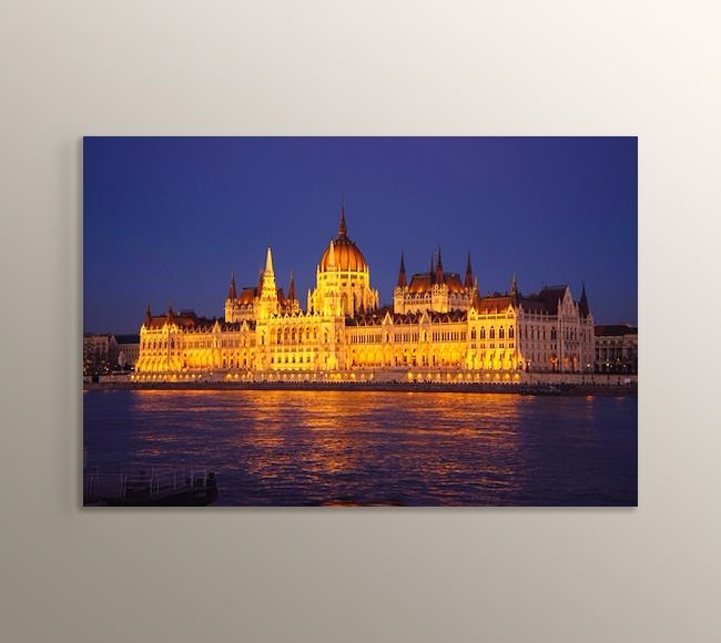 Akşam Aydınlatılmış Macaristan Parlamento Binası