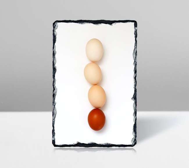 Beyaz Fonda Farklı Renklerde Yumurtalar