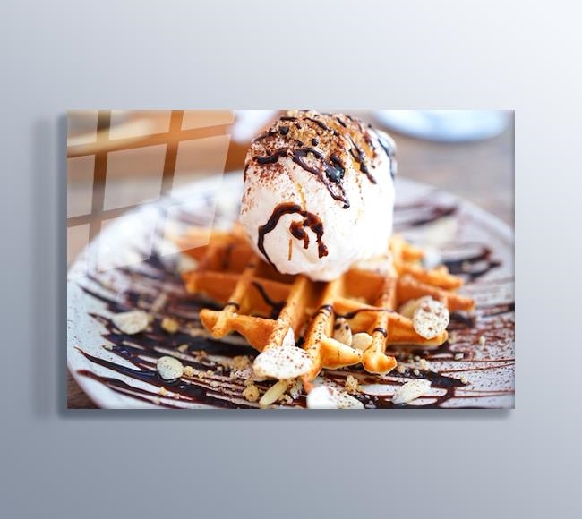 Üzerine Dondurma Konarak Servis Edilen Waffle - Yakın Çekim