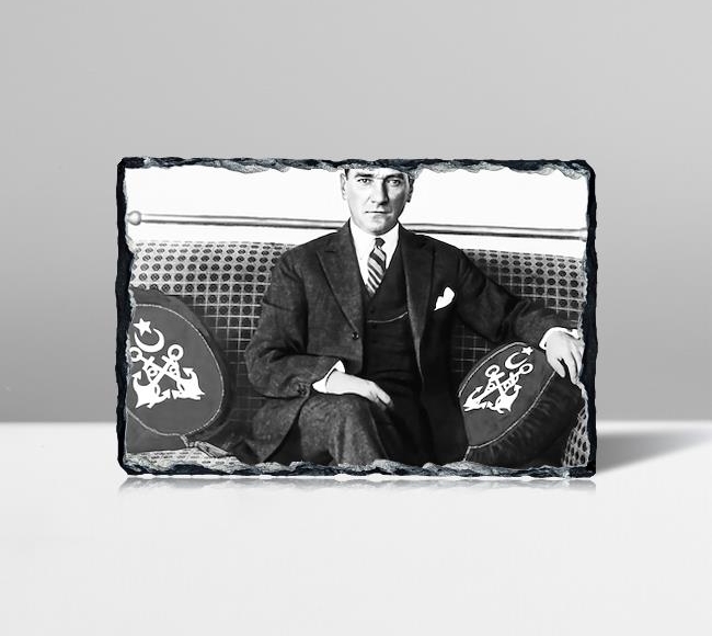 Atatürk Kanepede Otururken - Siyah Beyaz