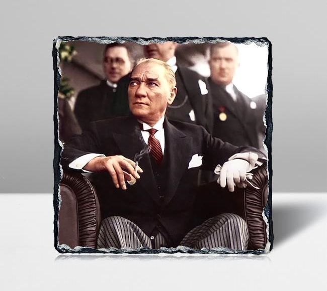 Atatürk Düşünceli Bir Şekilde Otururken