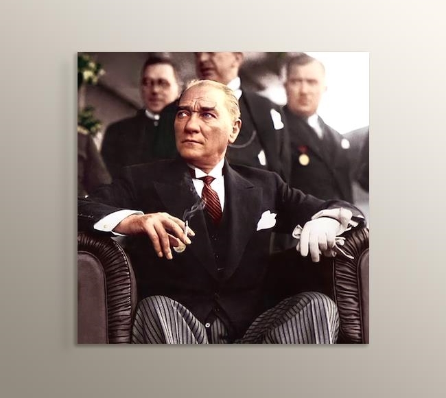 Atatürk Düşünceli Bir Şekilde Otururken