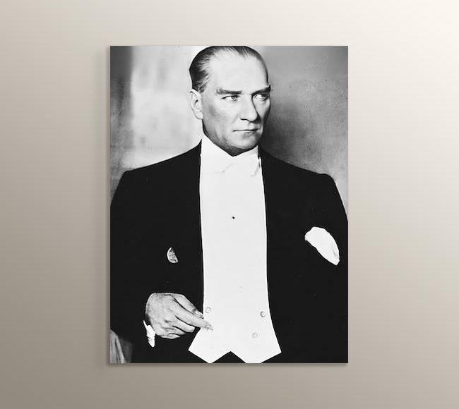 Takım Elbise İçinde Atatürk - Siyah Beyaz