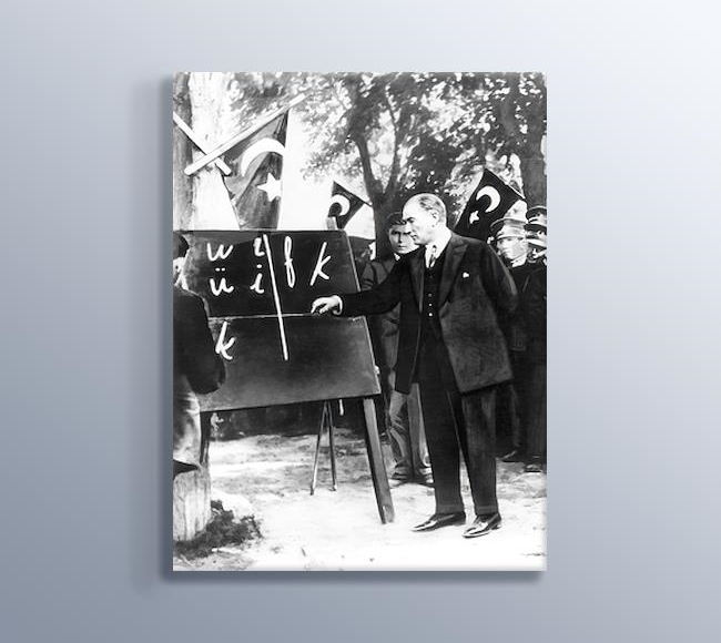 Baş Öğretmen Mustafa Kemal Atatürk Latin Alfabesini Öğretirken