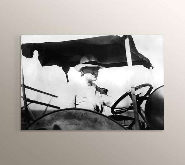 Atatürk Traktör Kullanırken - Milli ekonominin temeli tarımdır