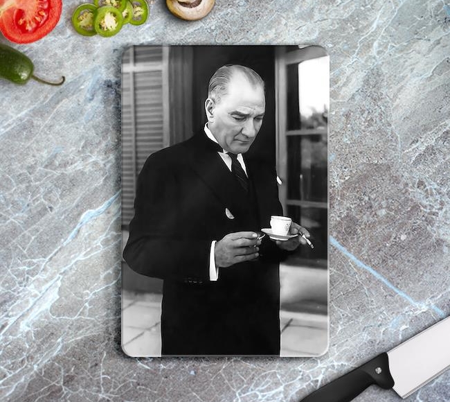 Atatürk Kahve İçerken