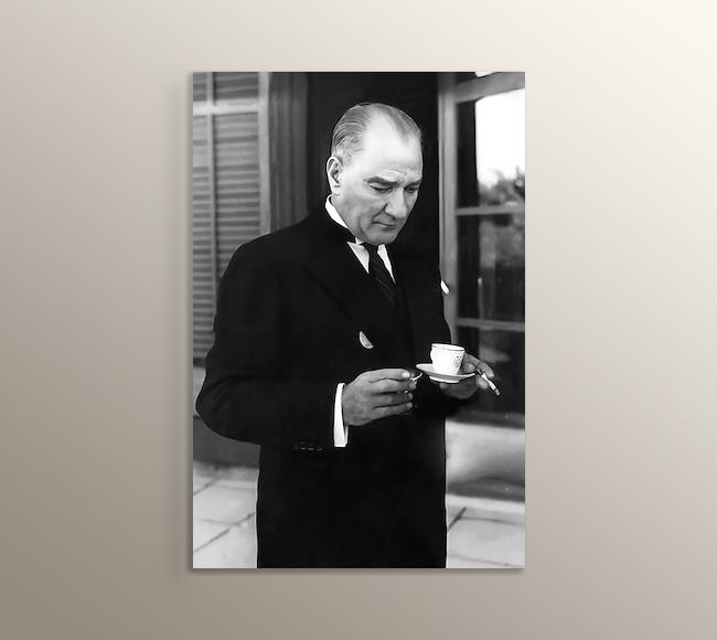 Atatürk Kahve İçerken