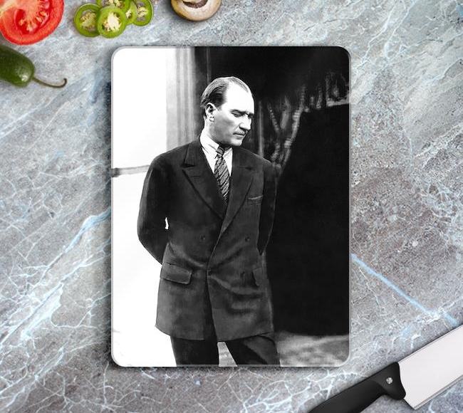 Atatürk Ayakta Poz Verirken