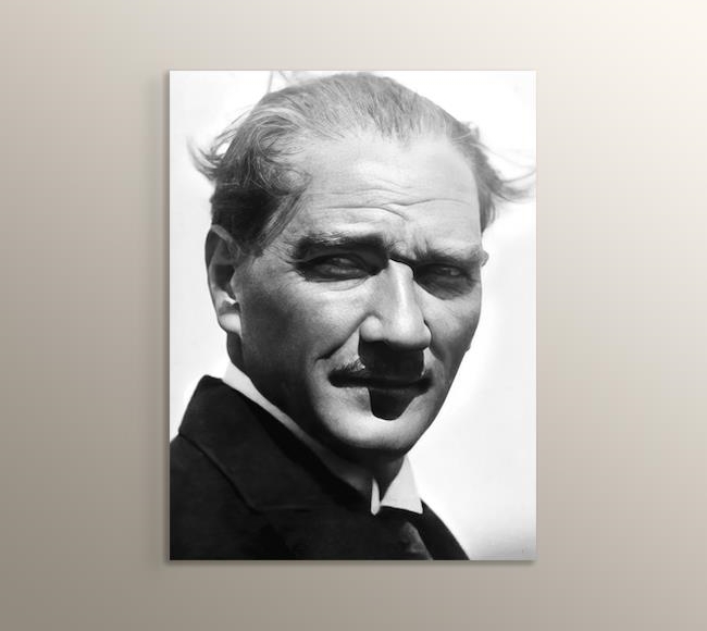 Atatürk'ün Rüzgarda Saçı Savrulurken