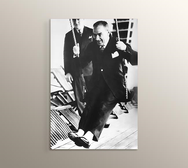 Atatürk Salıncakta Sallanırken