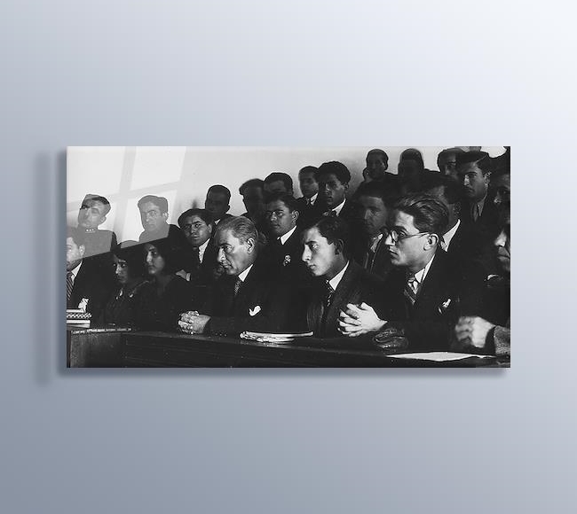 Mustafa Kemal Atatürk ve Gençler İstanbul Hukuk Fakültesi - Siyah Beyaz