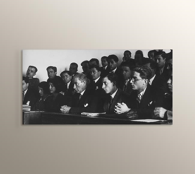 Mustafa Kemal Atatürk ve Gençler İstanbul Hukuk Fakültesi - Siyah Beyaz
